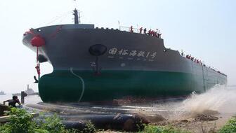 8200噸散貨船“遠(yuǎn)景發(fā)展”氣囊上排下水紀(jì)實(shí)